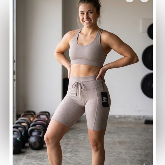 MOVE THEOLOGY Pants - High-Waist Ribbed Bike Shorts in Taupe